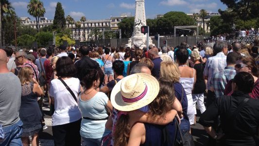 Foule imposante sur la Promenade pour l'hommage aux victimes