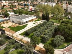 Cannes La Bocca : nouvelle salle des fêtes moderne entourée d'un îlot de verdure