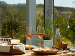 À La Cadière d'Azur, Enka célèbre la Provence