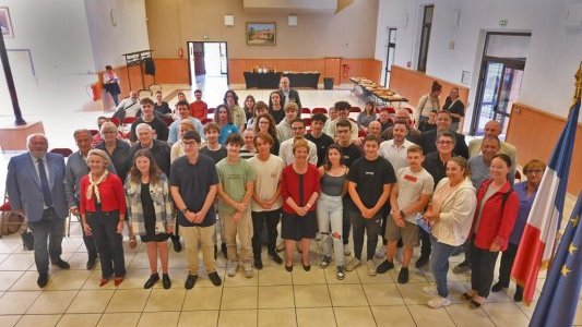 À La Garde, la remise des cartes électorales, un moment solennel pour les jeunes citoyens