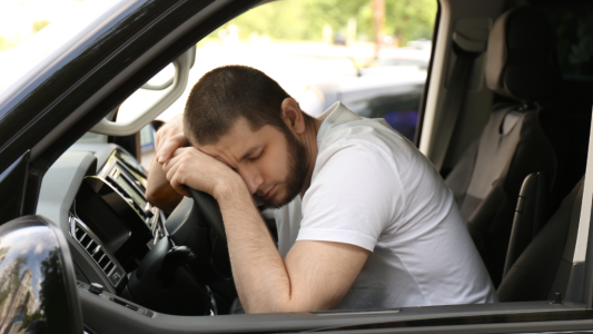 Le droit en vacances - Peut-on dormir dans sa voiture sur la Côte d'Azur ? Ce que dit la loi