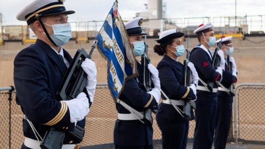 Dernière rentrée des couleurs de la frégate antiaérienne Jean Bart