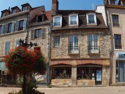 Immobilier : quand les prix attractifs de la campagne attirent les "urbains"