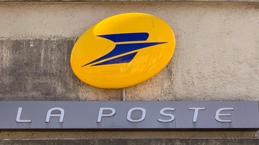 Après deux mois de fermeture, La Poste rouvre !