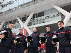 100 jeunes sapeurs-pompiers distingués lors d'une remise de casques à Marseille