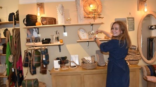 À La Londe-les-Maures, Julinne & Axel accessoires, un souffle jeune sur la mode