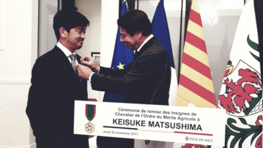 Keisuke Matsushima reçoit la médaille du mérite agricole