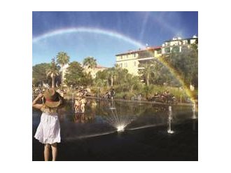INÉDIT : « Arc de cercle en ciel » : Le miroir d'eau de la Promenade du Paillon revêt ses lumières d'été !