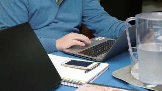  En zone d'alerte renforcée et maximale, les employeurs et salariés doivent, autant que possible, recourir au télétravail