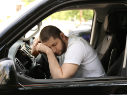 Le droit en vacances - Peut-on dormir dans sa voiture sur la Côte d'Azur ? Ce que dit la loi