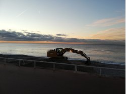 Les plages de la Ville de Nice se préparent à la saison estivale avec l'opération annuelle d'engraissement
