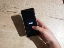 La Cour de cassation requalifie le lien unissant UBER à un chauffeur en contrat de travail