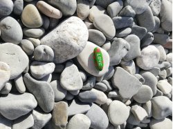 Les plages de la Ville de Nice se préparent à l'été avec l'arrivée de milliers de galets