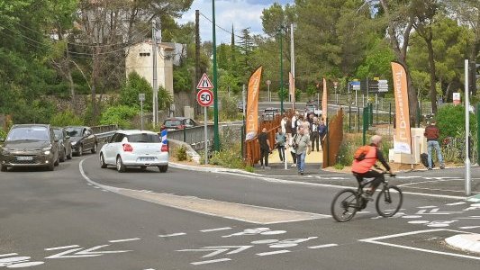 La RD 559 transformée avec une passerelle et des feux intelligents