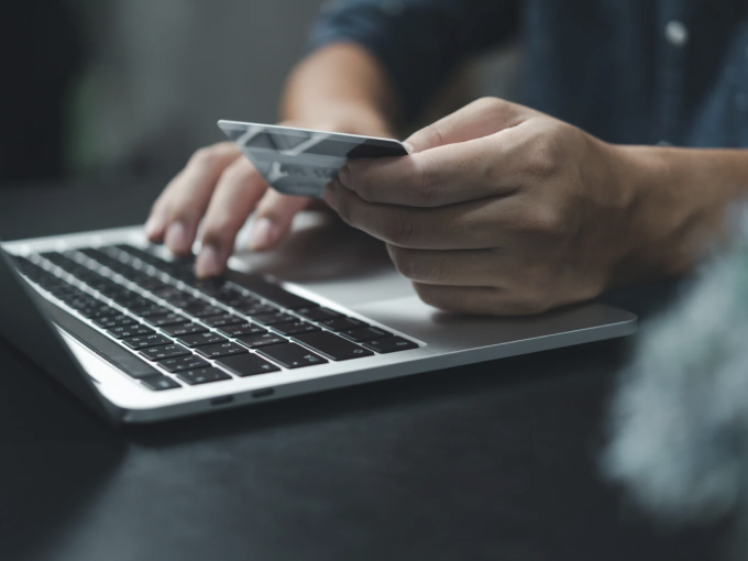 Le e-commerce poursuit