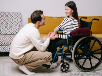  Quelles sont les solutions assurantielles prévues pour l'avenir d'un enfant handicapé en cas de décès ou d'invalidité des parents ?