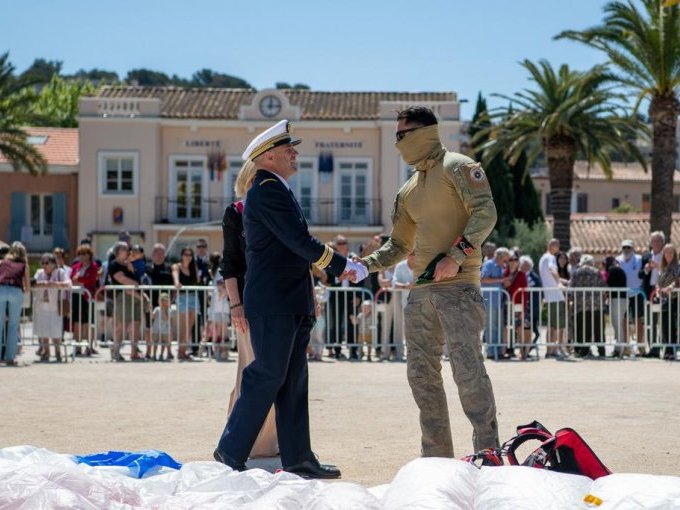 Un saut en parachute (…)