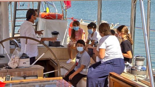Les écoliers du Revest à bord du Blue Panda, le bateau du WWF