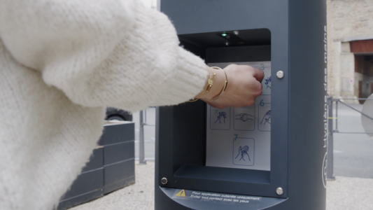 L'aéroport de Nice s'équipe de distributeurs urbains de gel hydro alcoolique de la société AMCO/LBA Group