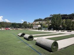 Biot : Le terrain synthétique du complexe Pierre-Operto sera entièrement rénové pour la rentrée scolaire