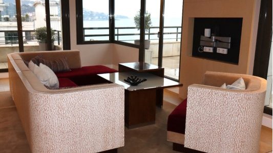 Un pan de la Riviera à emporter : le mobilier du Palais de la Méditerranée mis en vente aux enchères