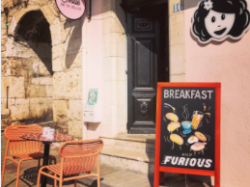 Emilie and the Cool Kids s'installe dans le vieil Antibes !
