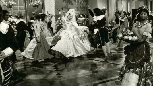 La robe de mariée d'Angélique mise aux enchères à Monaco : un pan du cinéma français chez HVMC