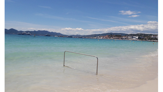 Des rampes d'accessibilité à Cannes pour permettre la baignade pour tous !