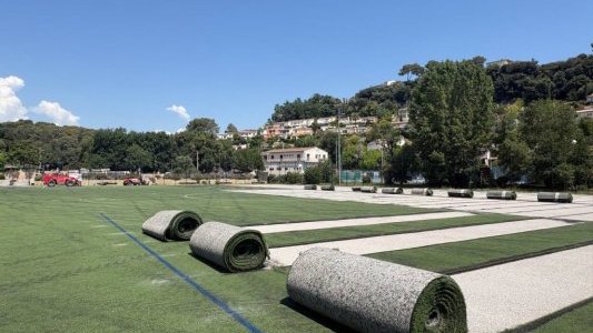 Biot : Le terrain synthétique du complexe Pierre-Operto sera entièrement rénové pour la rentrée scolaire