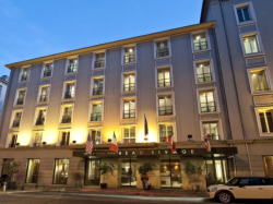 Durant le confinement, l'Ho ?tel Beau Rivage affiche les petits plaisirs des nic ?ois aux fene ?tres