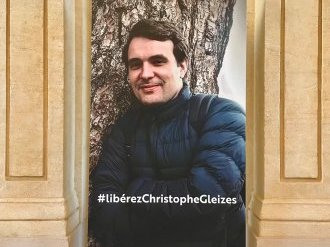 À Cannes, le portrait du journaliste Christophe Gleizes affiché à l'Hôtel de Ville