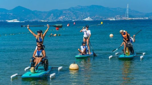 À Cannes, la Handiplage s'équipe d'un nouveau paddle adapté pour favoriser l'accès au sport pour tous