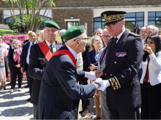 André Fayette reçoit les insignes de grand'croix de la Légion d'honneur