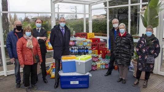 Le golf de Valgarde et la SAGEM offrent des denrées alimentaires à l'épicerie étudiante