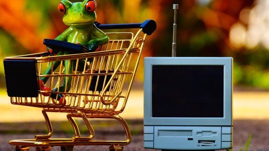 Le e-commerce fait désormais (presque) jeu égal avec les magasins "physiques"