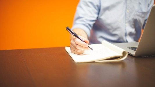 Activité partielle : deux décrets prolongeant jusqu'au 31 janvier 2022 les modalités de prise en charge à 100% 