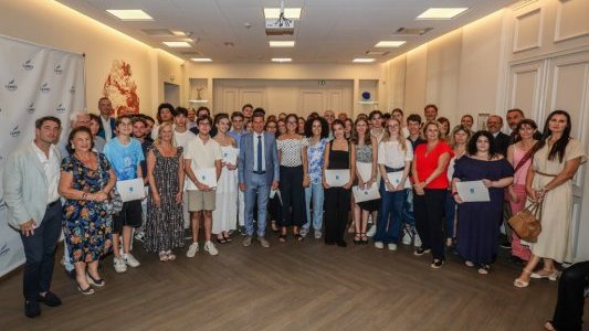 Cannes – David Lisnard remet le prix de l'excellence éducative Jacqueline de Romilly à 33 bacheliers méritants