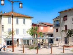 À Mandelieu-La Napoule, une nouvelle place de 250 m² aménagée au cœur du Capitou