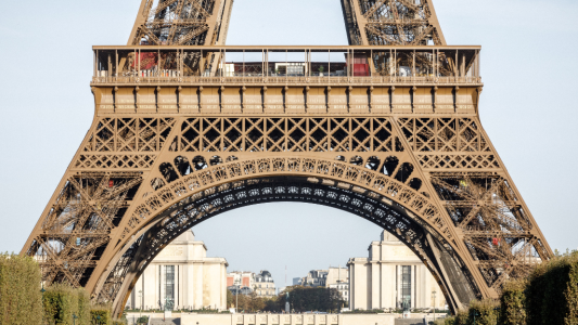 Tour Eiffel : Découvrez les 72 noms de femmes scientifiques proposés pour rejoindre la frise des savants 