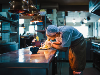 Hôtellerie-restauration : France Travail et l'association Festin renforcent leur partenariat pour favoriser les parcours vers l'emploi