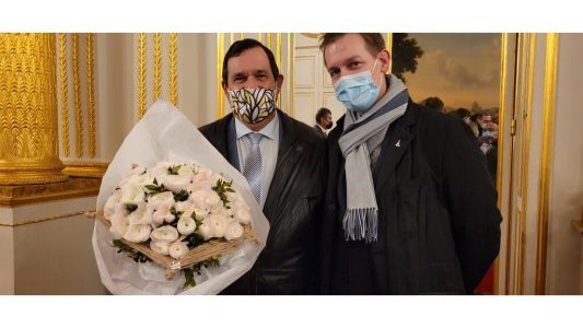 La fleur coupée varoise s'invite au pied du sapin de Noël de l'Élysée
