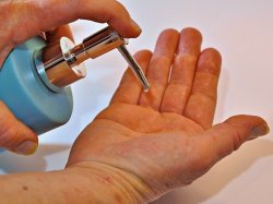 Le Département des Alpes-Maritimes remercie Arkopharma pour son don de gel hydroalcoolique