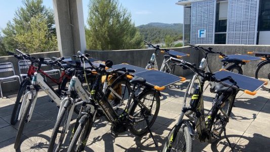 La CASA lance une expérimentation de vélos électriques équipés de panneaux solaires à Sophia Antipolis