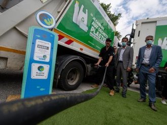 1ère mondiale : Mise en circulation des camions bennes qui roulent grâce aux déchets plastiques