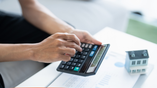 Hausse de la taxe foncière : Le gouvernement temporise et ouvre un chantier de concertation à l'échelle départementale 