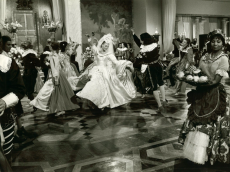 La robe de mariée d'Angélique mise aux enchères à Monaco : un pan du cinéma français chez HVMC