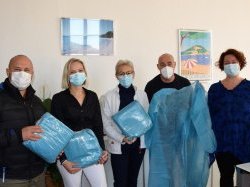 A Bormes-les-Mimosas, des sur-blouses pour les soignants !