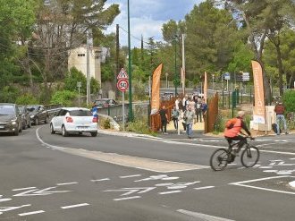 La RD 559 transformée avec une passerelle et des feux intelligents
