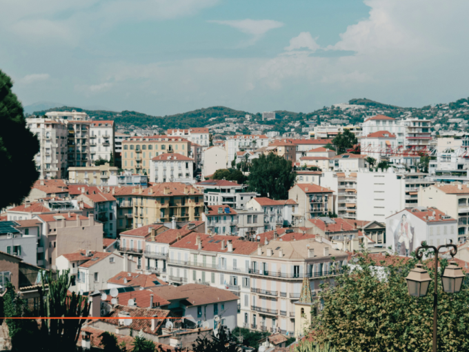 Cannes : la Ville cède