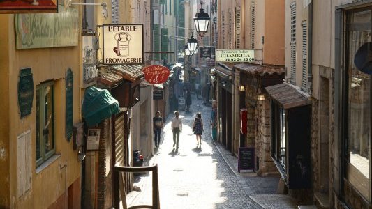 Les commerçants sédentaires autorisés à occuper le domaine public à Antibes JLP